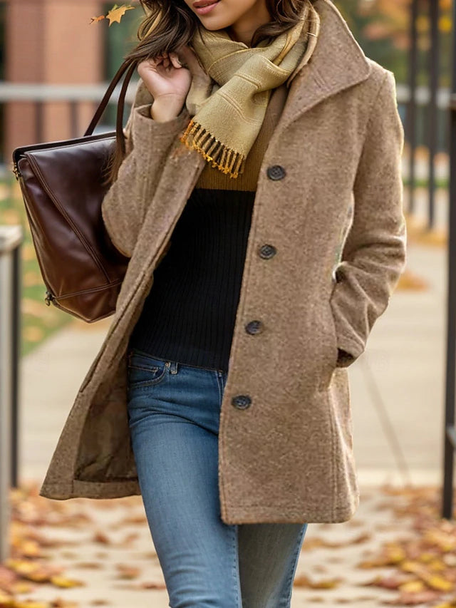 Cappotto alla moda con cappuccio